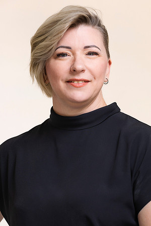 ria 230510 headshots-82-(PRINT ONLY)